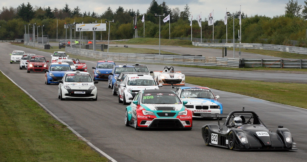 Starten er gået til årets sidste DEC løb, Holmgaard Racing startede toer, men vandt løbet efter 4 timers kamp.
(Foto: Motorsporten.dk)